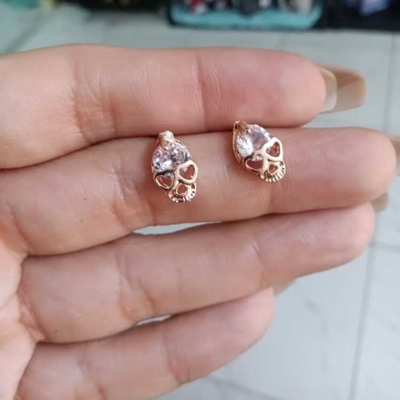 💀 Skull Earrings 💀 - Picture 5 of 5